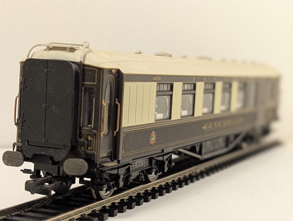 Hornby OO Gauge Pullman Third Class Brake Car No. 65 Passenger Coach - Lights Up