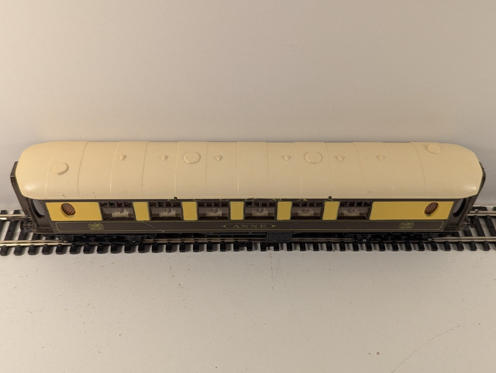 Tri-ang R228 OO Gauge Pullman Coach “Anne”
