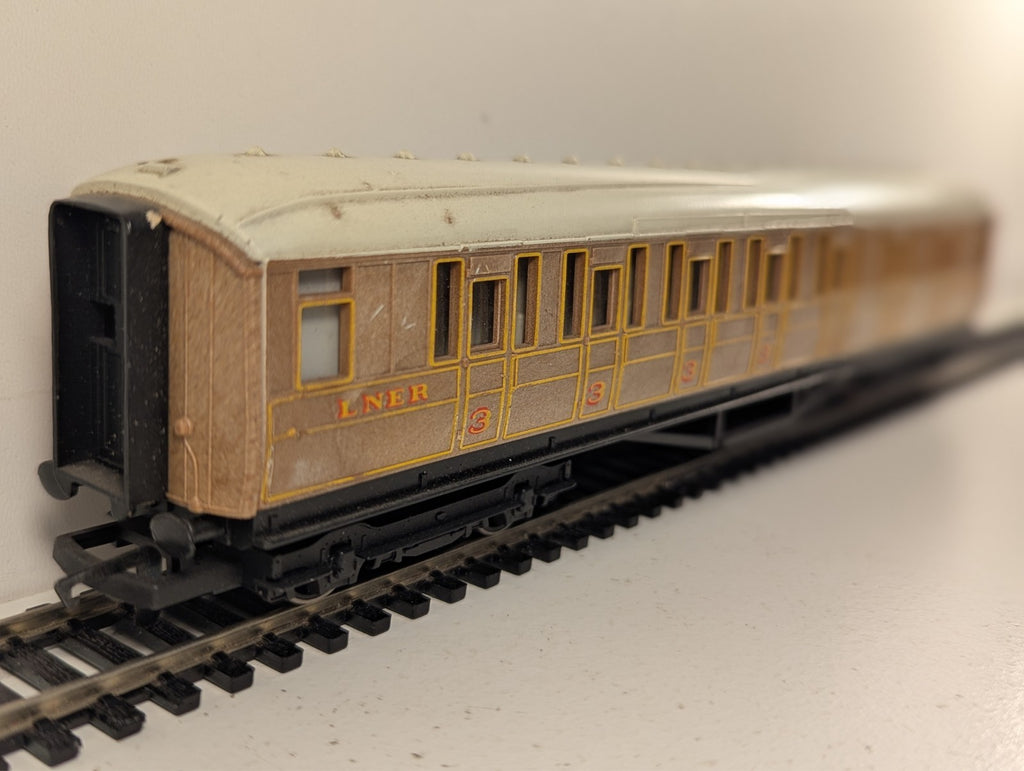 Hornby R477 LNER Gresley Composite Coach OO Gauge
