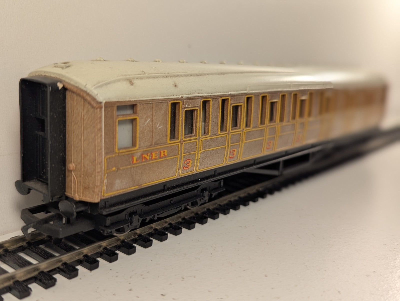 Hornby R477 LNER Gresley Composite Coach OO Gauge