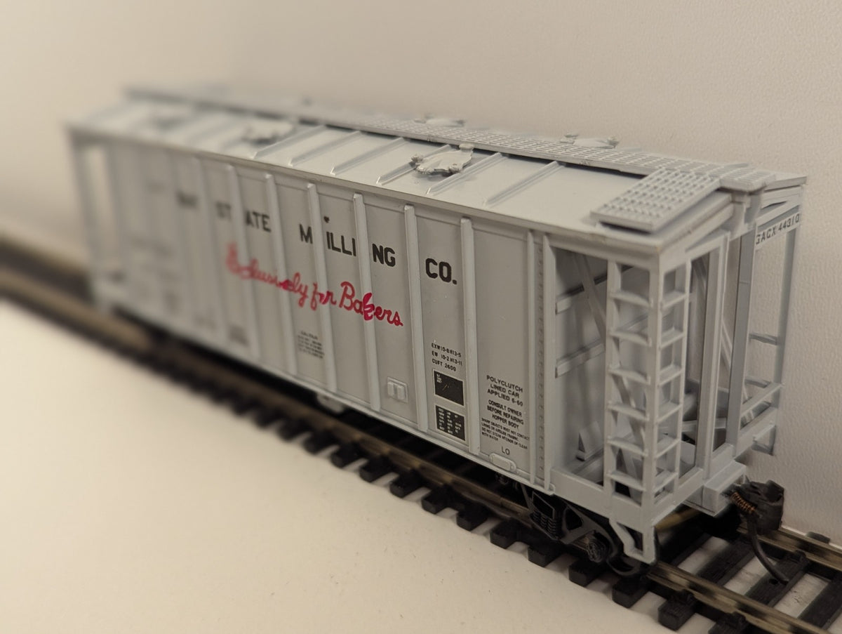 Walthers 932-4618 Bay State Milling Inc. 39' Single-Bay Airslide Hopper HO Gauge