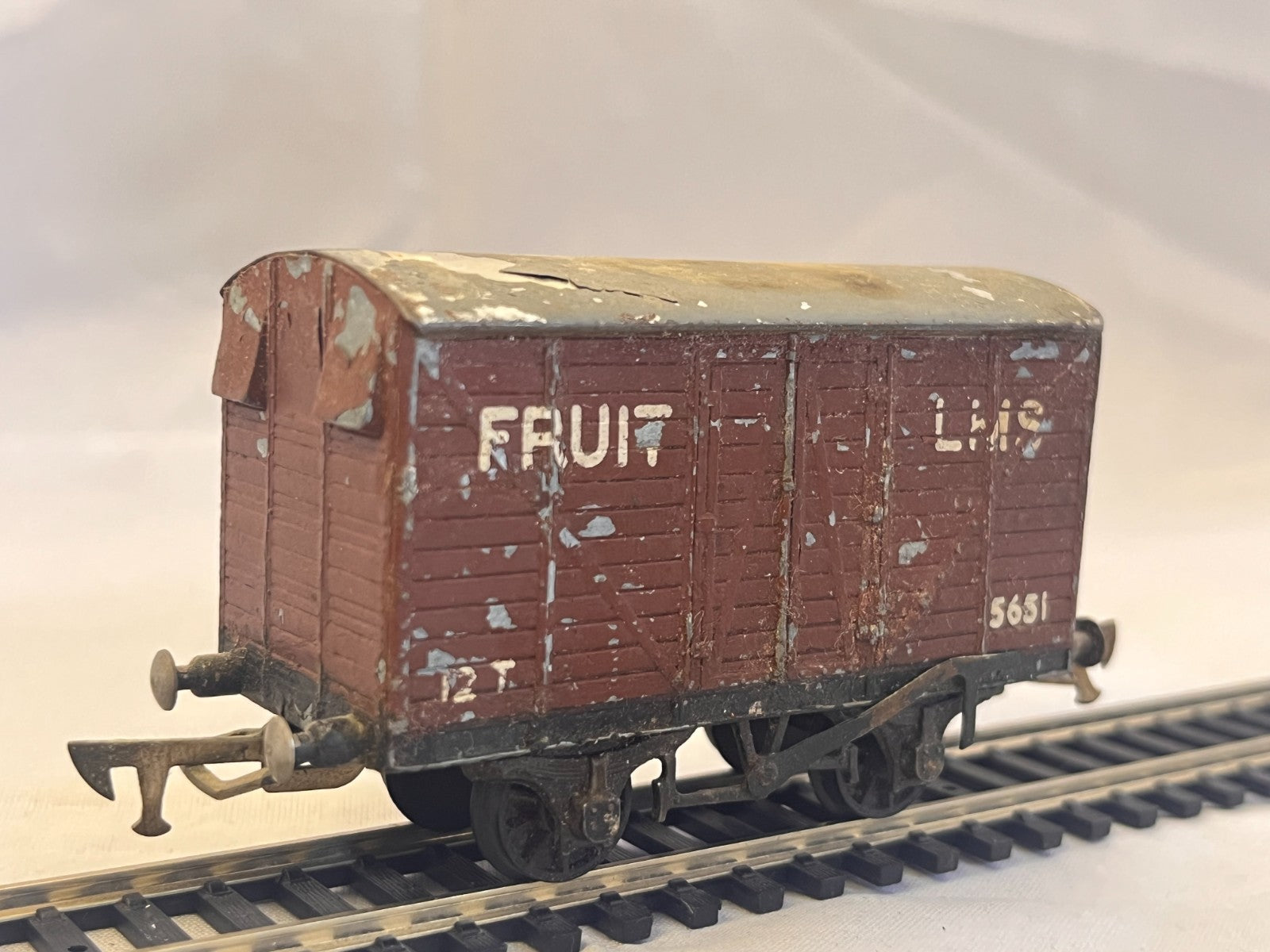 Graham Farish LMS 12 Ton Fruit Van