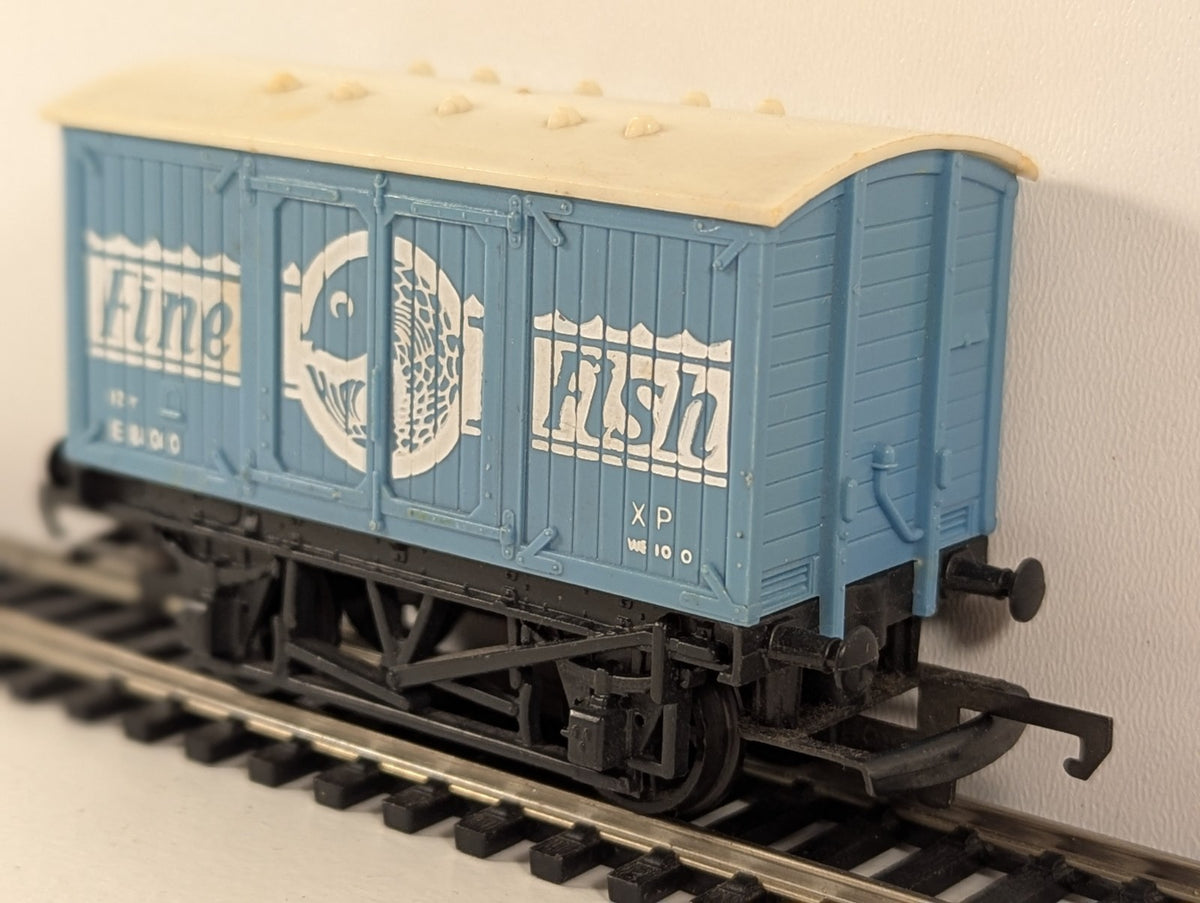 Hornby R013 Fine Fish Van – E81010 – OO Gauge