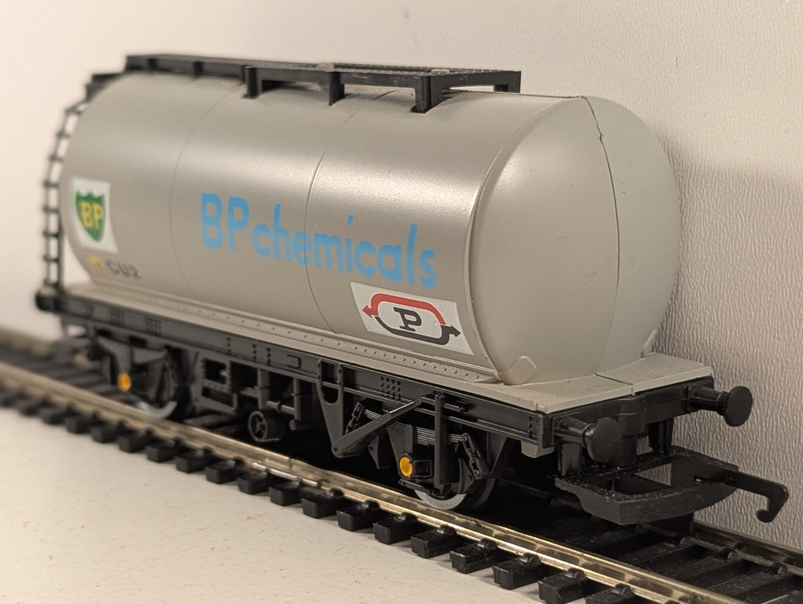 Hornby OO Gauge Procor BP Chemicals Tank Wagon Goods Wagon CU2 BP Chemicals Grey