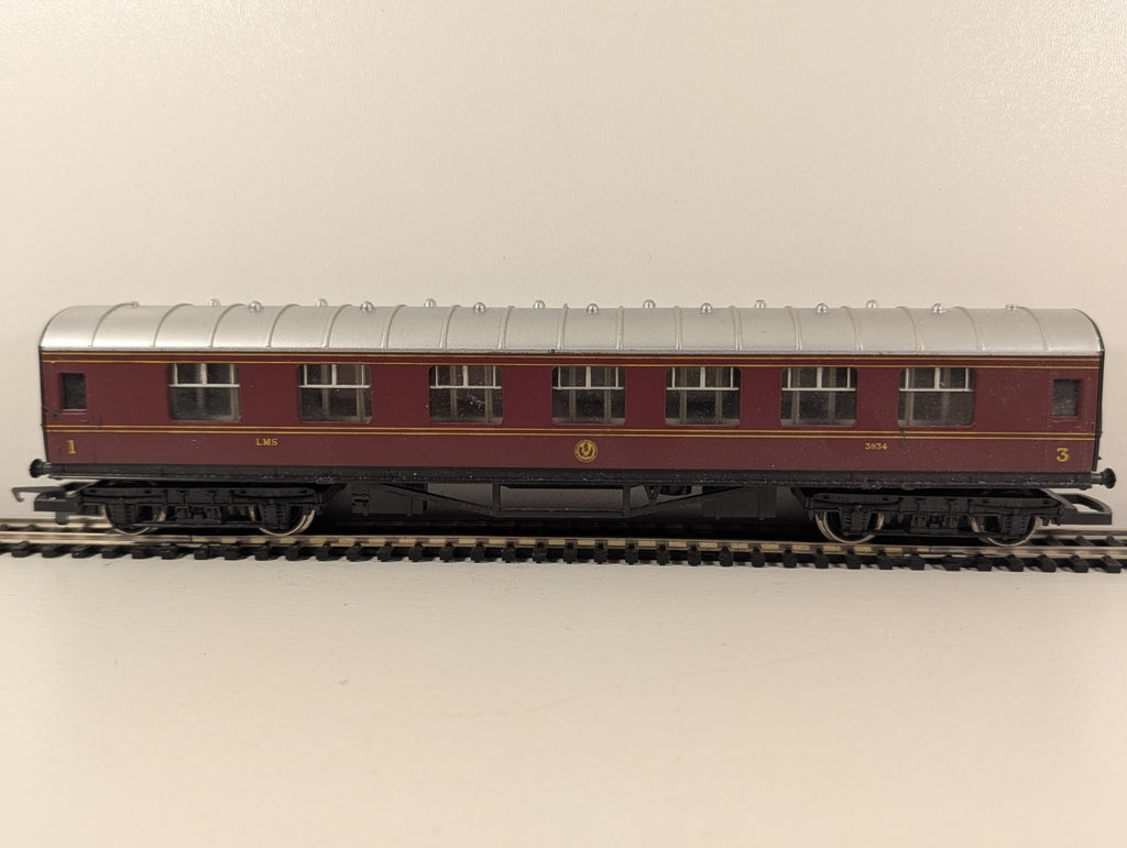 Hornby OO Gauge LMS Brake 3rd Coach 3934 – Crimson Lake