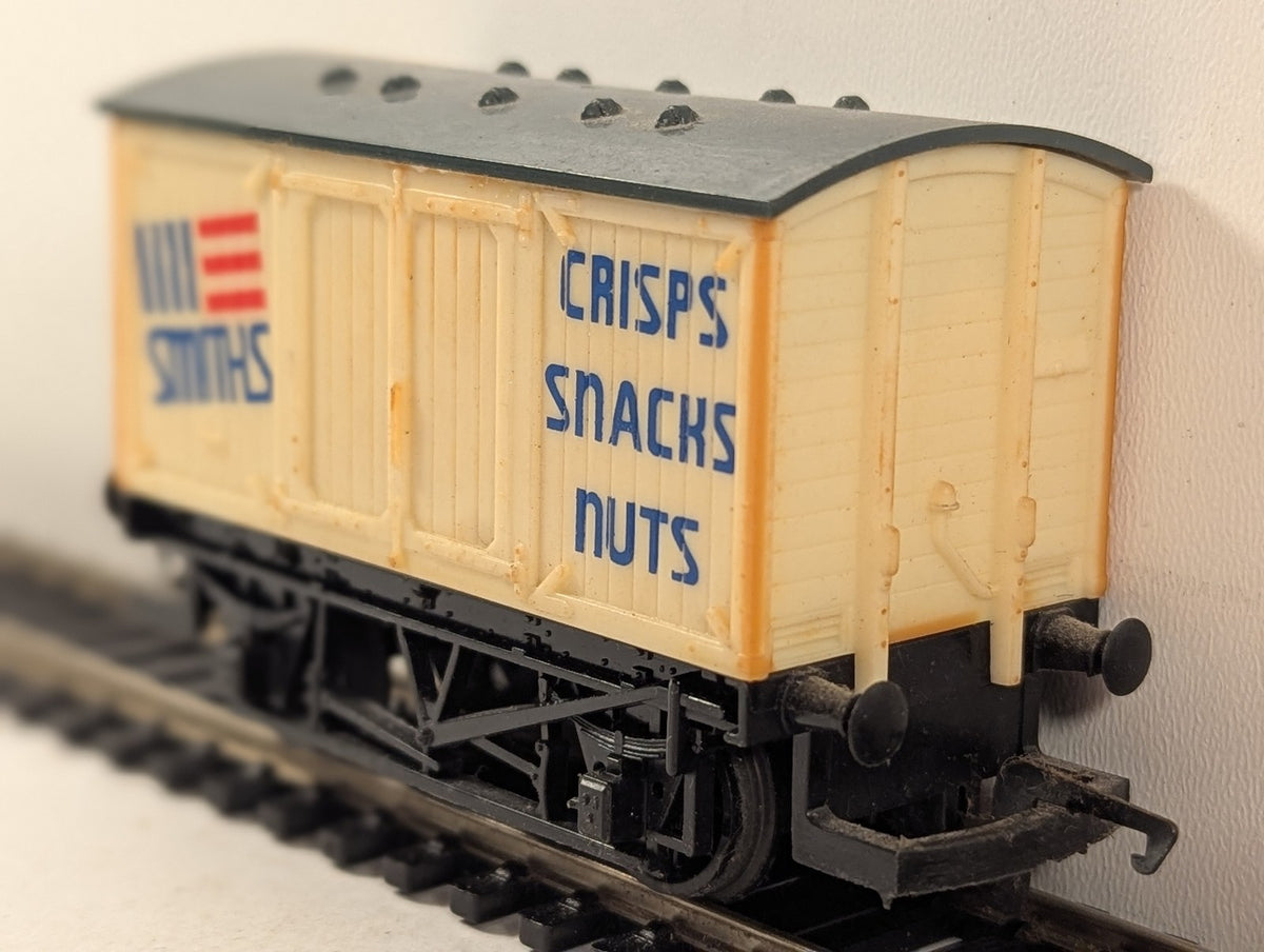 Hornby OO Gauge Smiths Crisps Ventilated Van R127