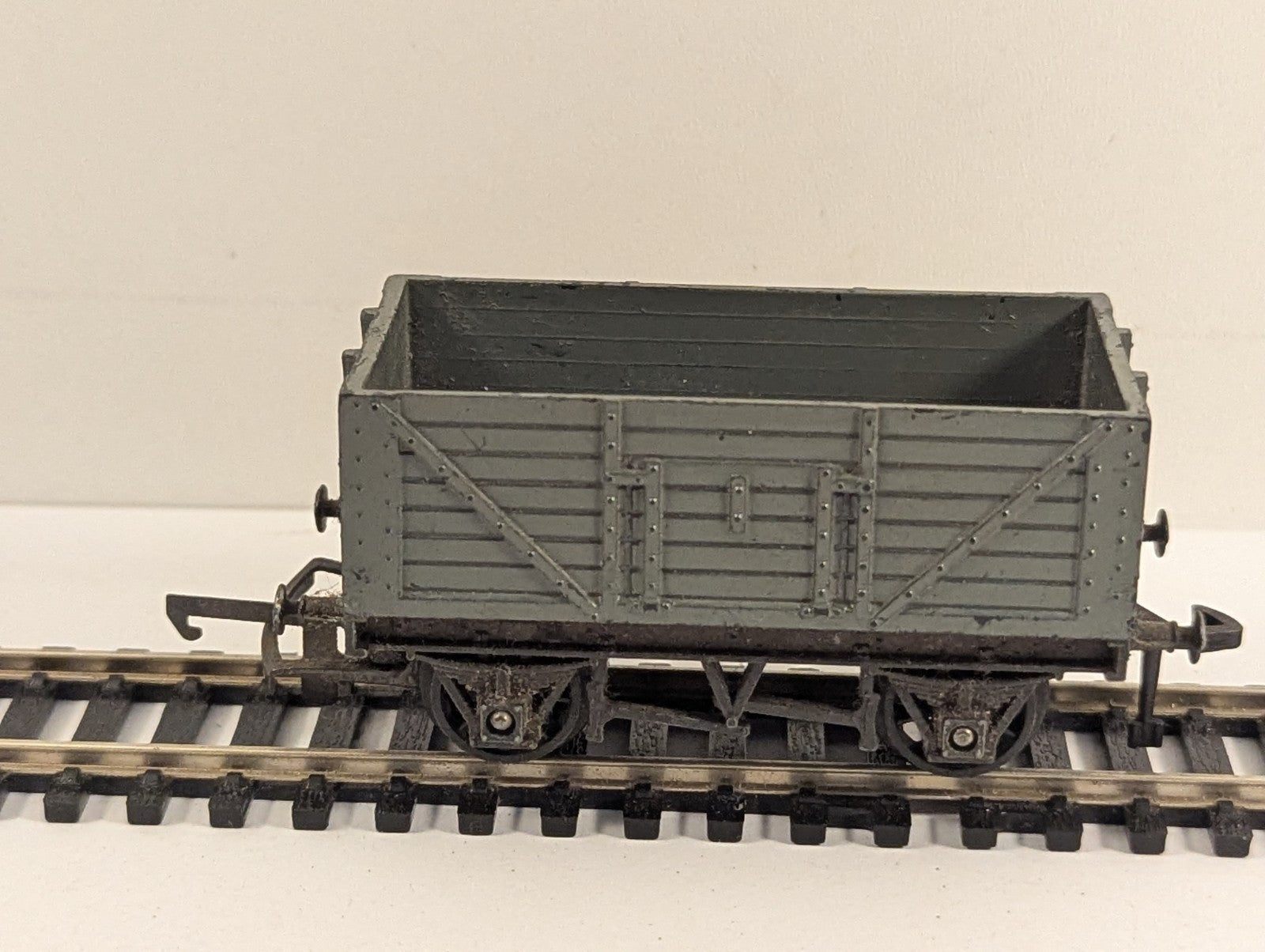 Tri-ang OO Gauge R10 7-Plank Open Wagon Grey  Converter