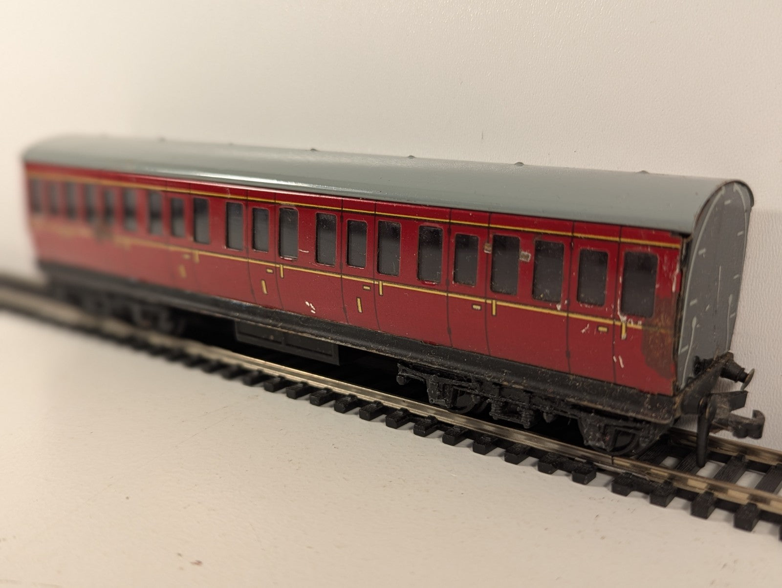 Hornby Dublo OO Gauge BR Mk1 Suburban Composite Coach Maroon