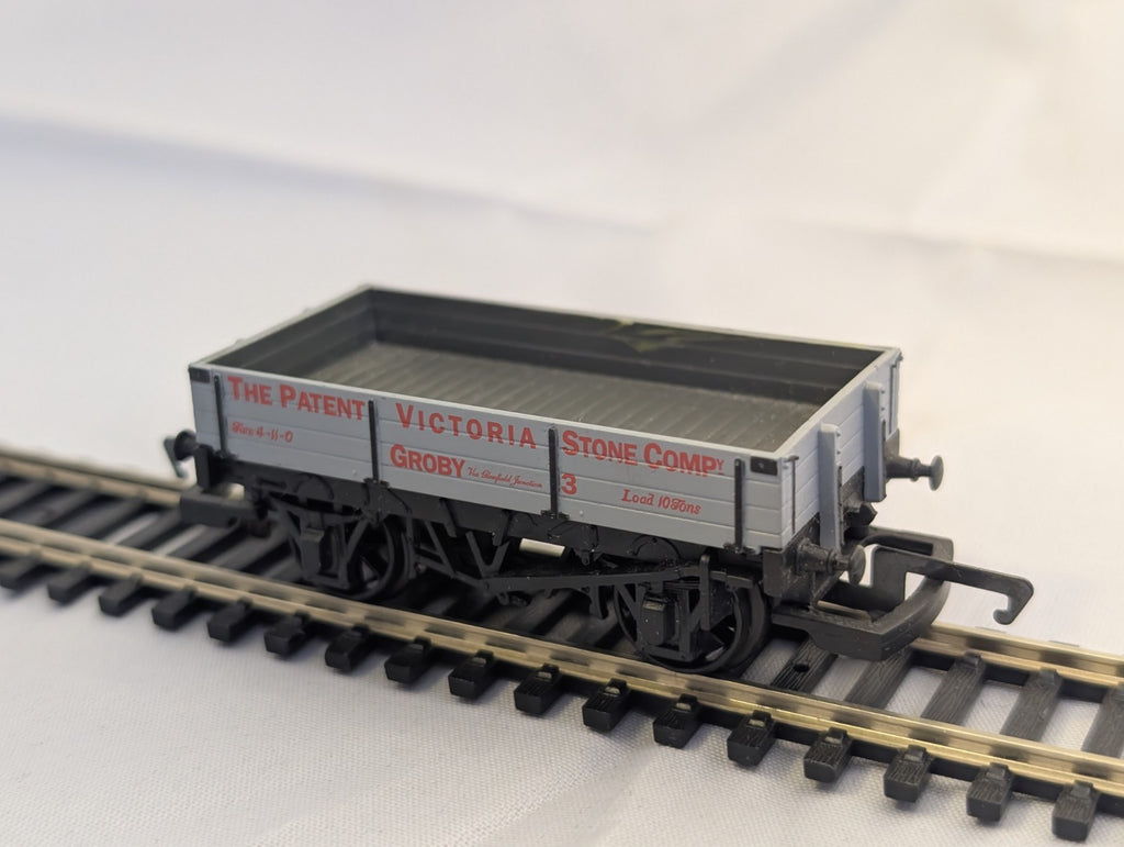 Hornby R151 3-Plank Open Wagon “Victoria Stone Company, Groby” Grey