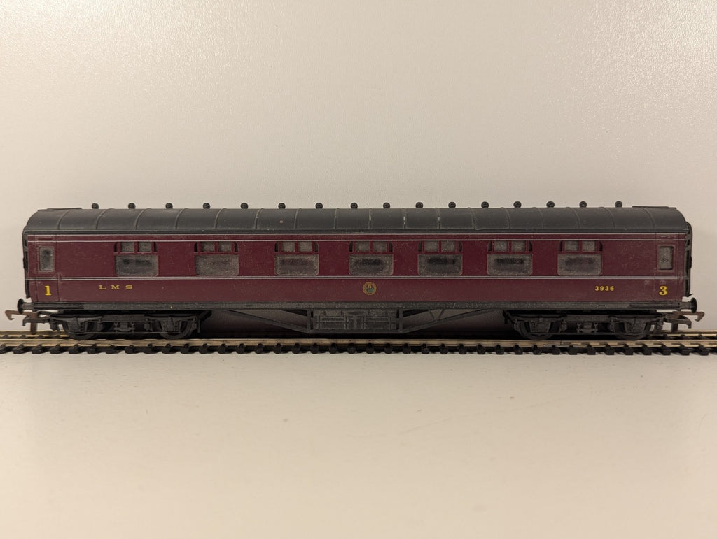 Mainline OO Gauge LMS Maroon Corridor Composite Coach