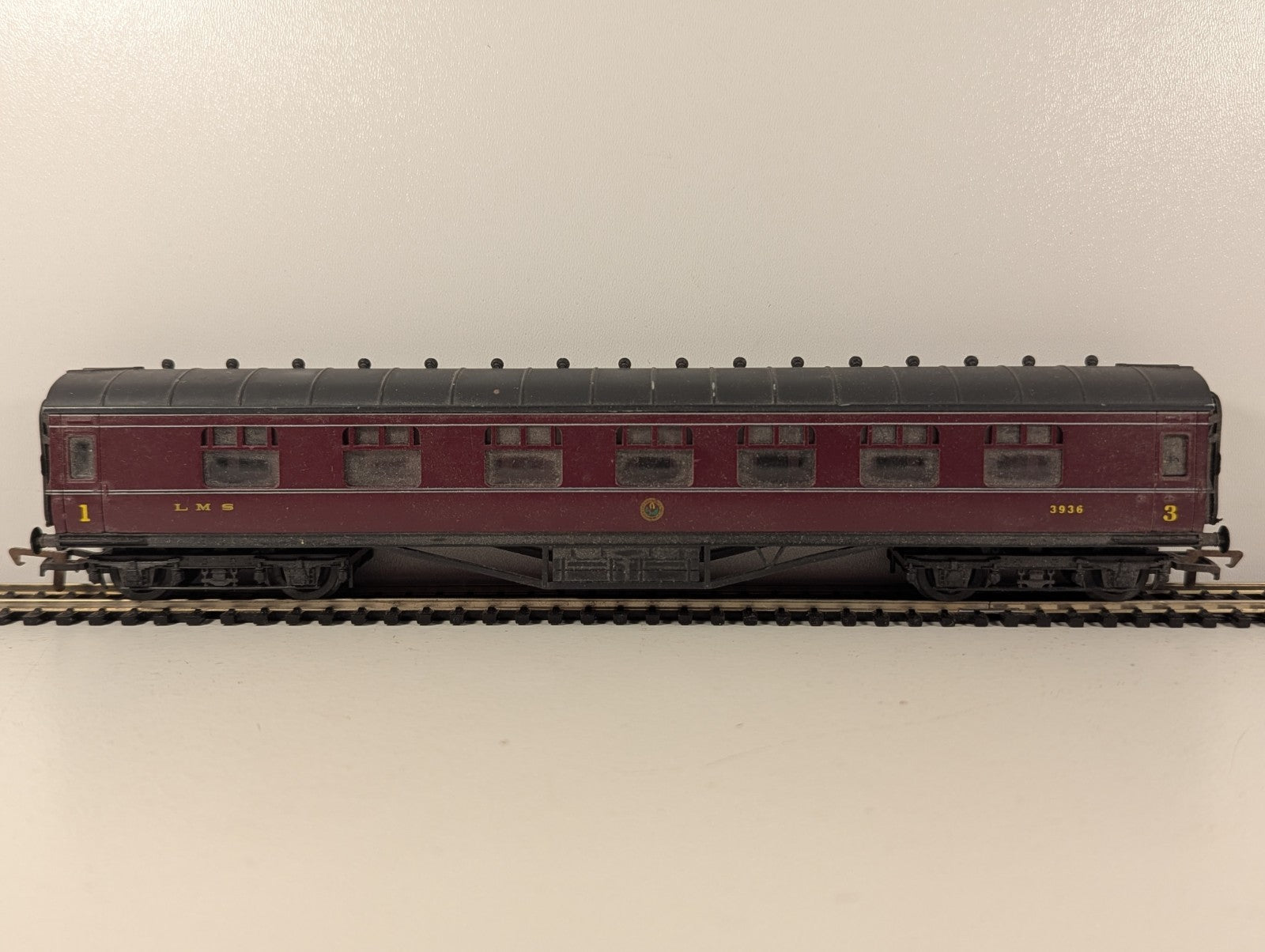 Mainline OO Gauge LMS Maroon Corridor Composite Coach