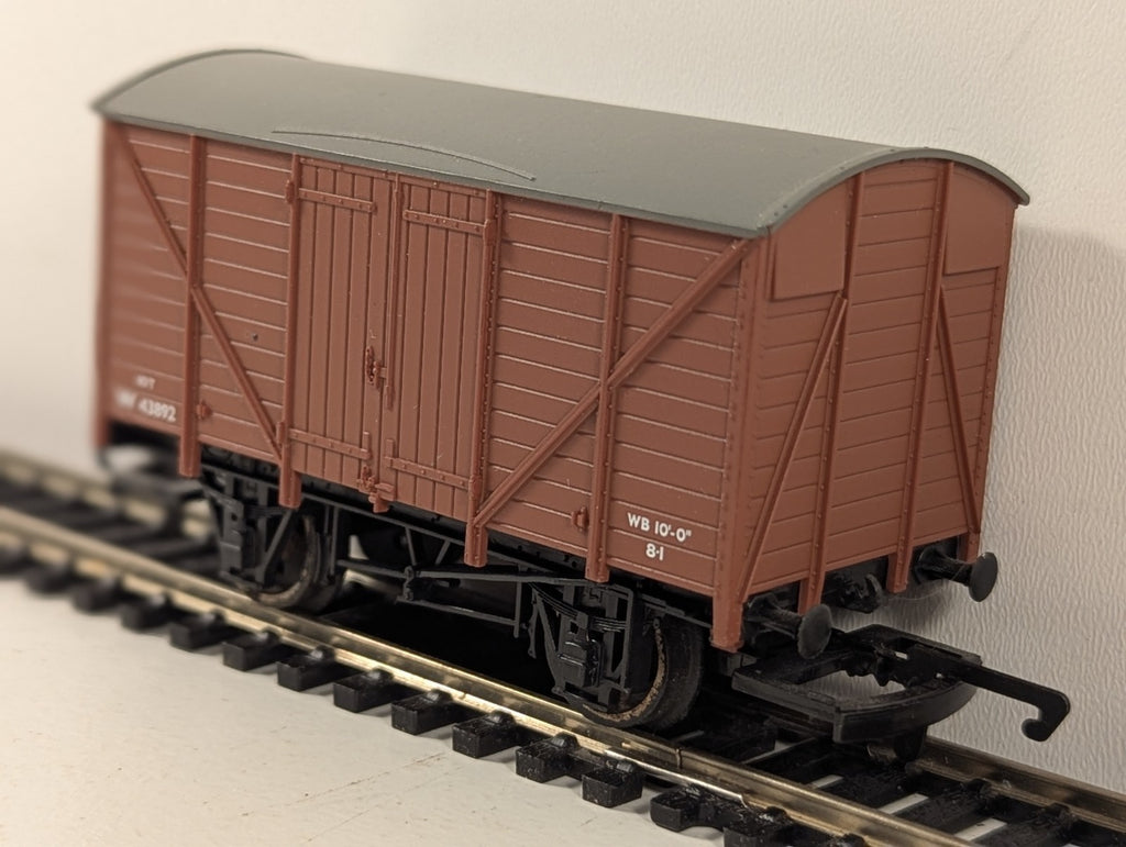 Hornby 12 Ton Brown Ventilated Van
