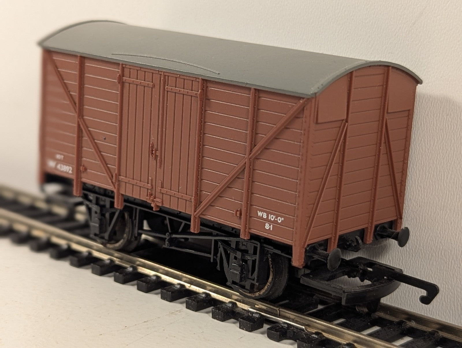 Hornby 12 Ton Brown Ventilated Van
