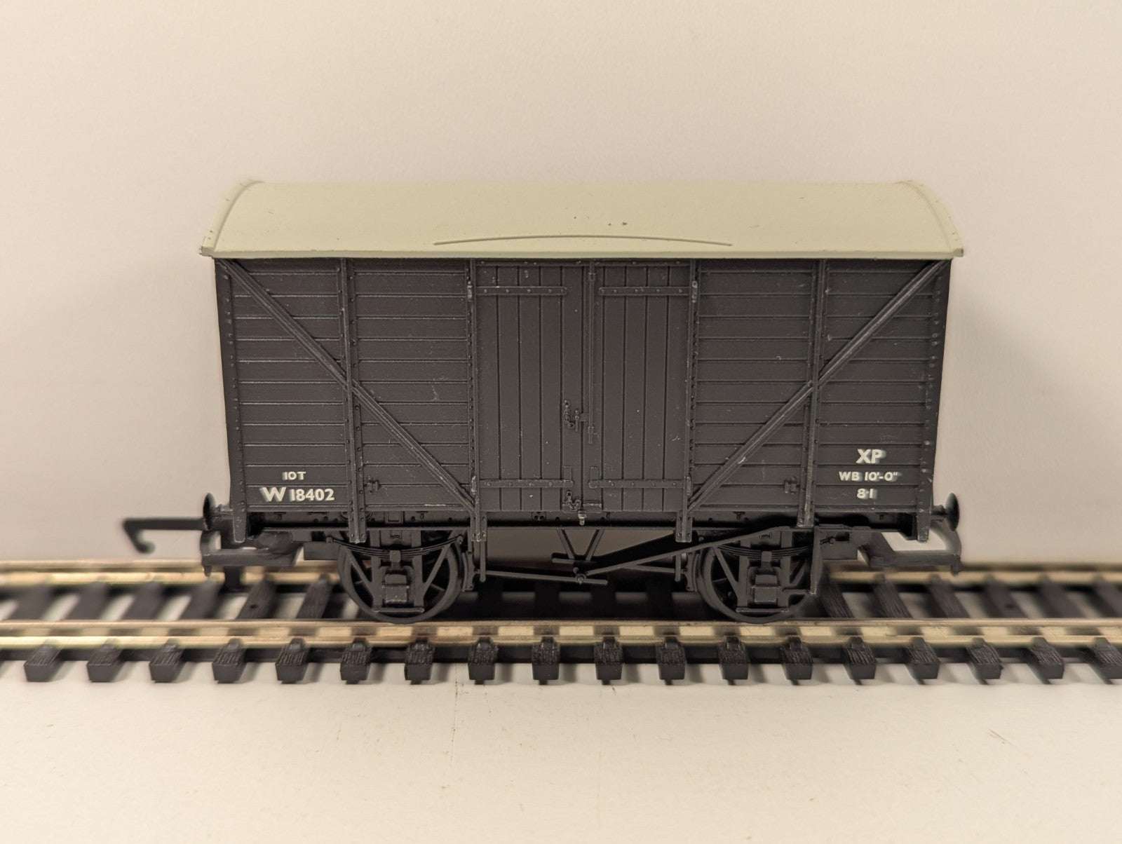 Hornby R2669 OO 12t Double Vent Van BR Grey W18402