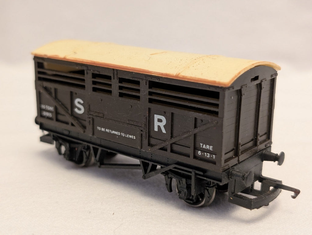 Hornby OO Gauge SR Cattle Wagon Goods Wagon 51915 SR Brown