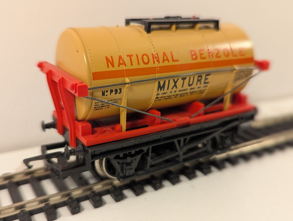 Hornby R221 OO Gauge National Benzole Tank Wagon