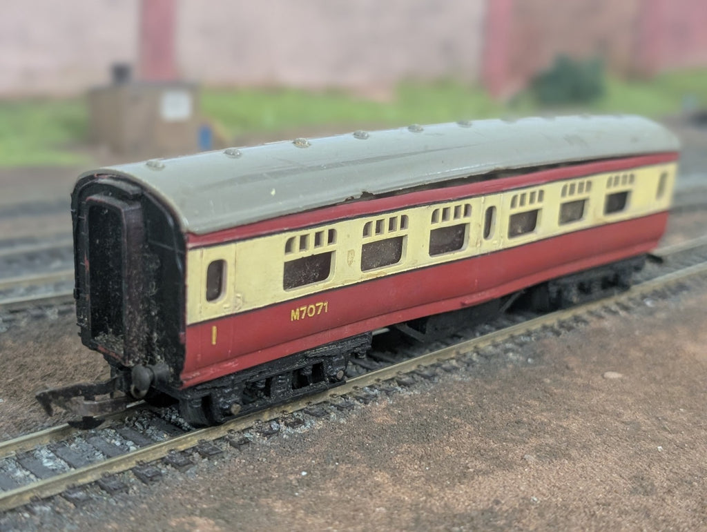 Tri-ang R21 OO Gauge BR Passenger Coach M7071 Red & Cream