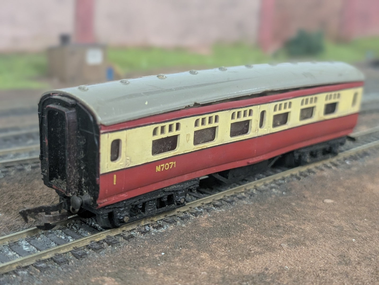 Tri-ang R21 OO Gauge BR Passenger Coach M7071 Red & Cream