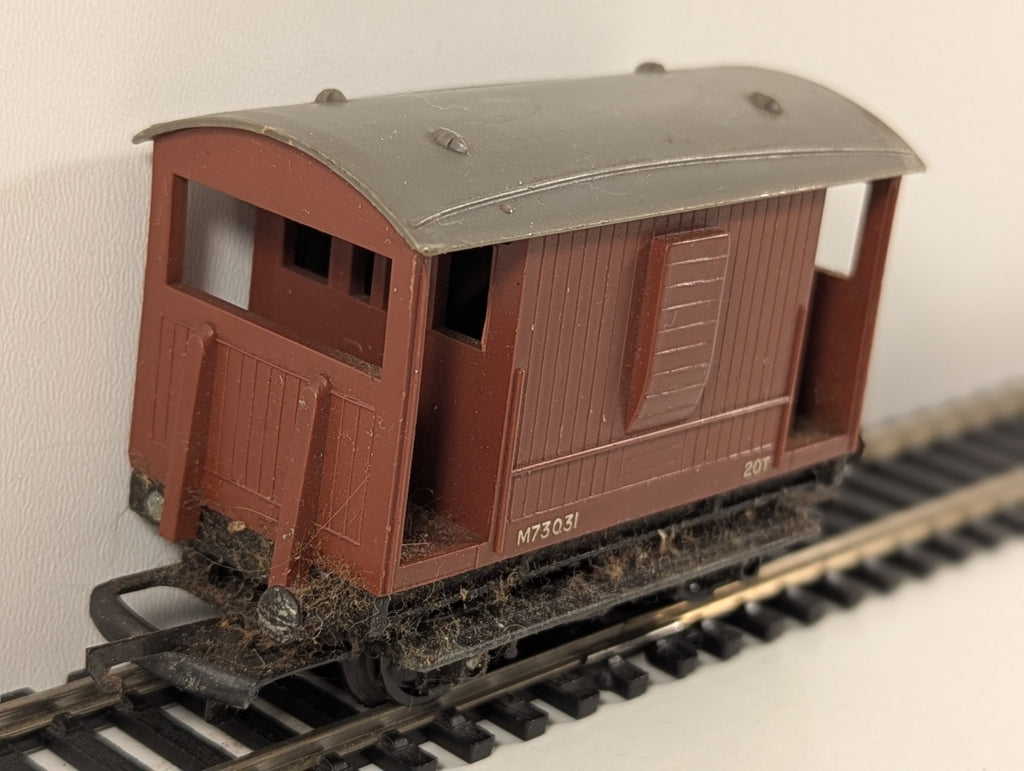 Tri-ang R016 (R16) OO Gauge Short Brake Van – ER No. M73031 (Brown)