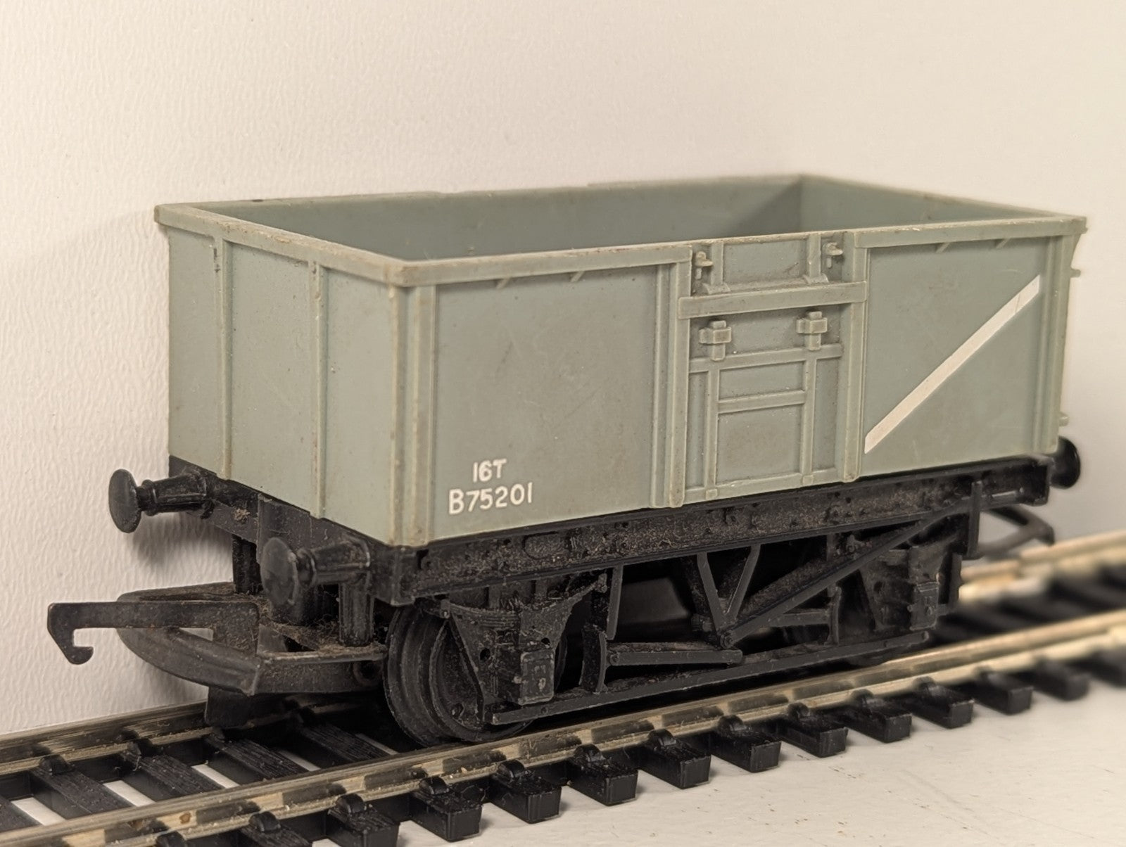Tri-ang B75201 OO Gauge 16T Mineral Wagon