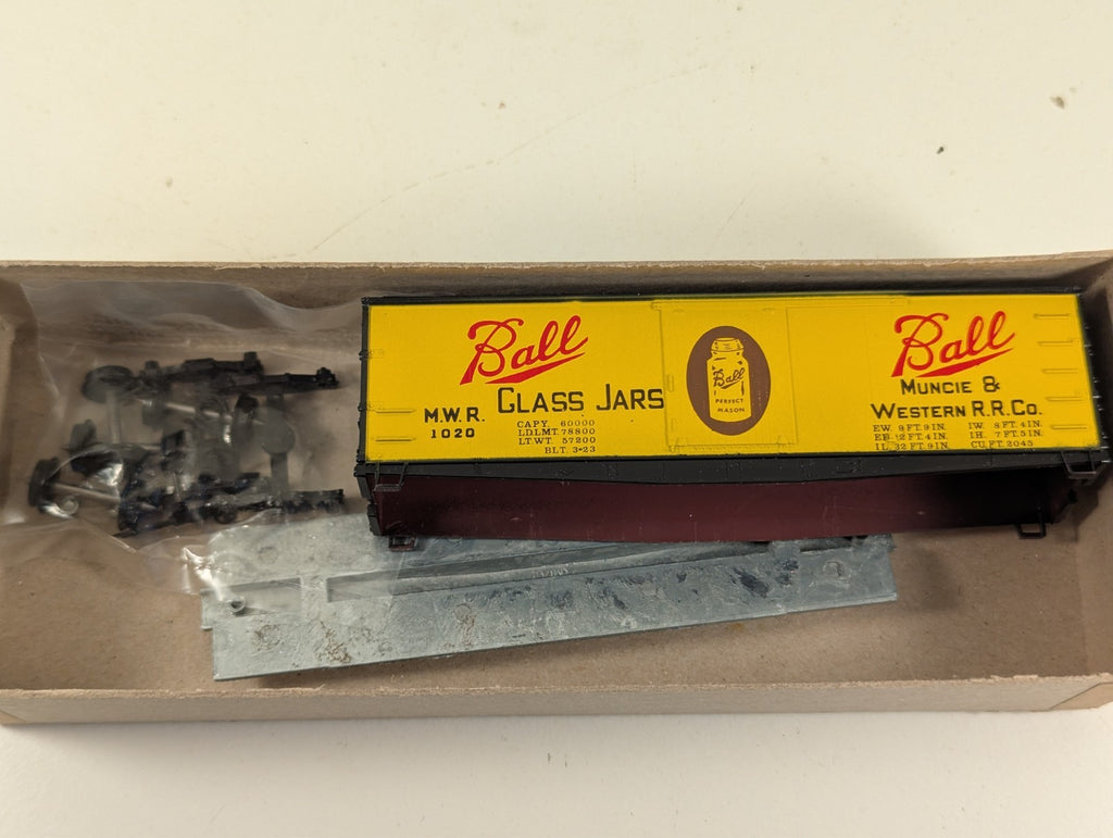Roundhouse Products 3023 36' Billboard Box Car Kit HO Scale - Boxed