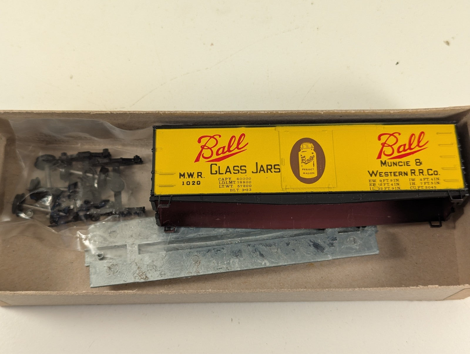 Roundhouse Products 3023 36' Billboard Box Car Kit HO Scale - Boxed