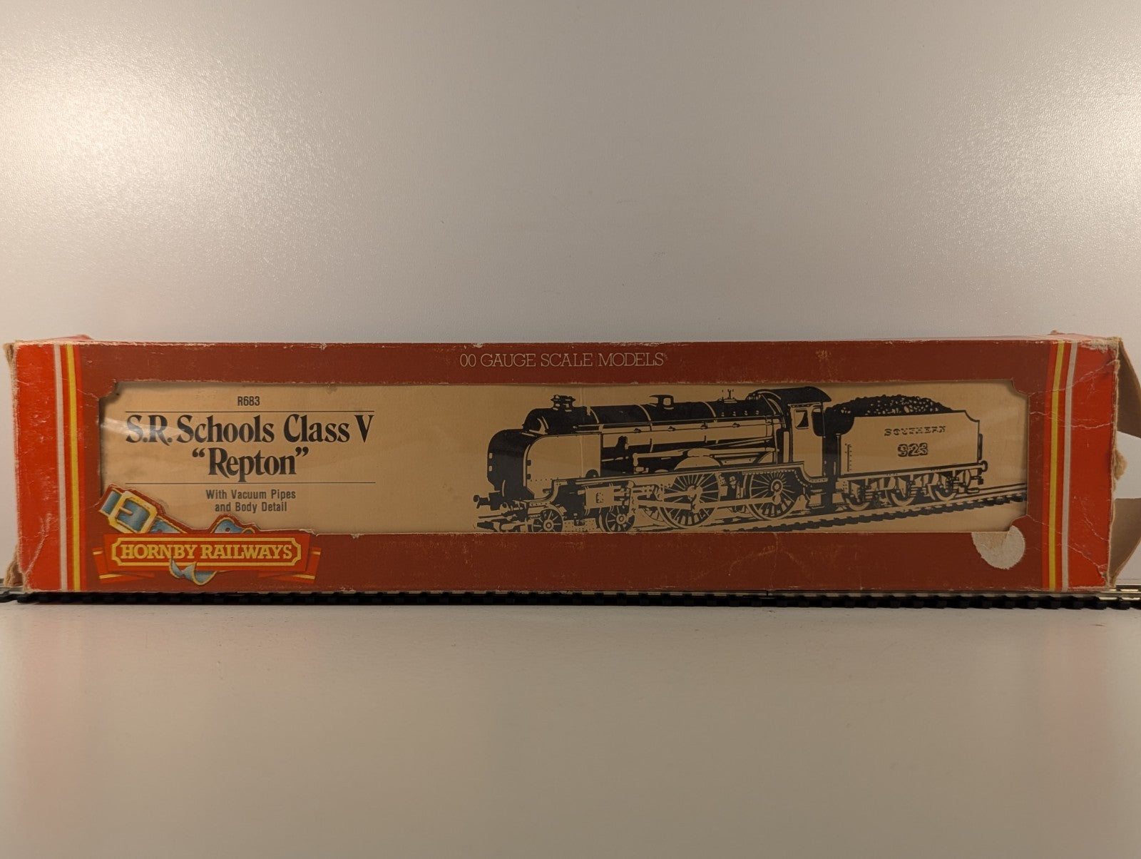 Hornby OO Gauge S.R. Schools Class V 'Repton' Steam Locomotive 926
