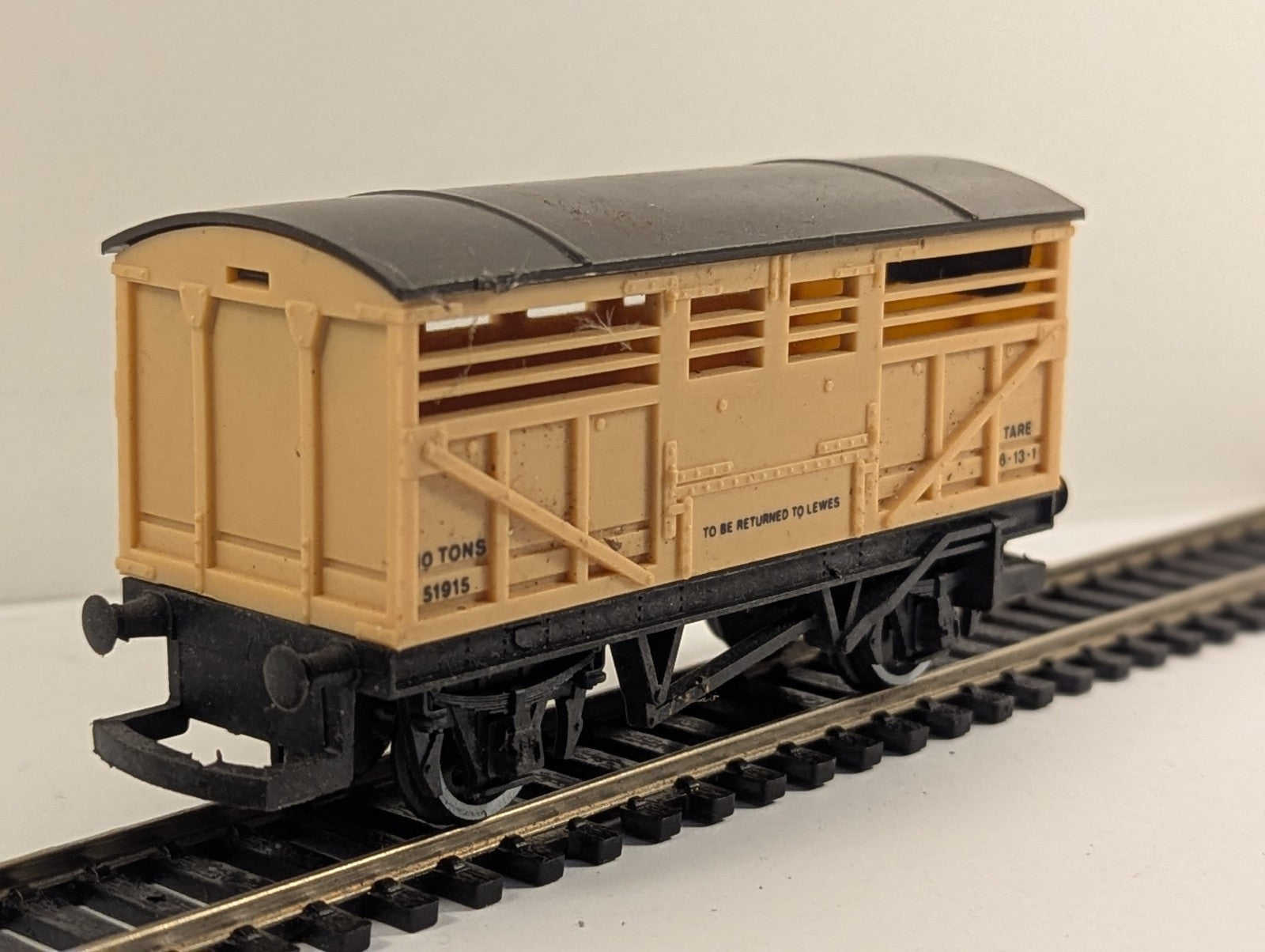 Hornby R127 OO Gauge SR Cattle Wagon 51915