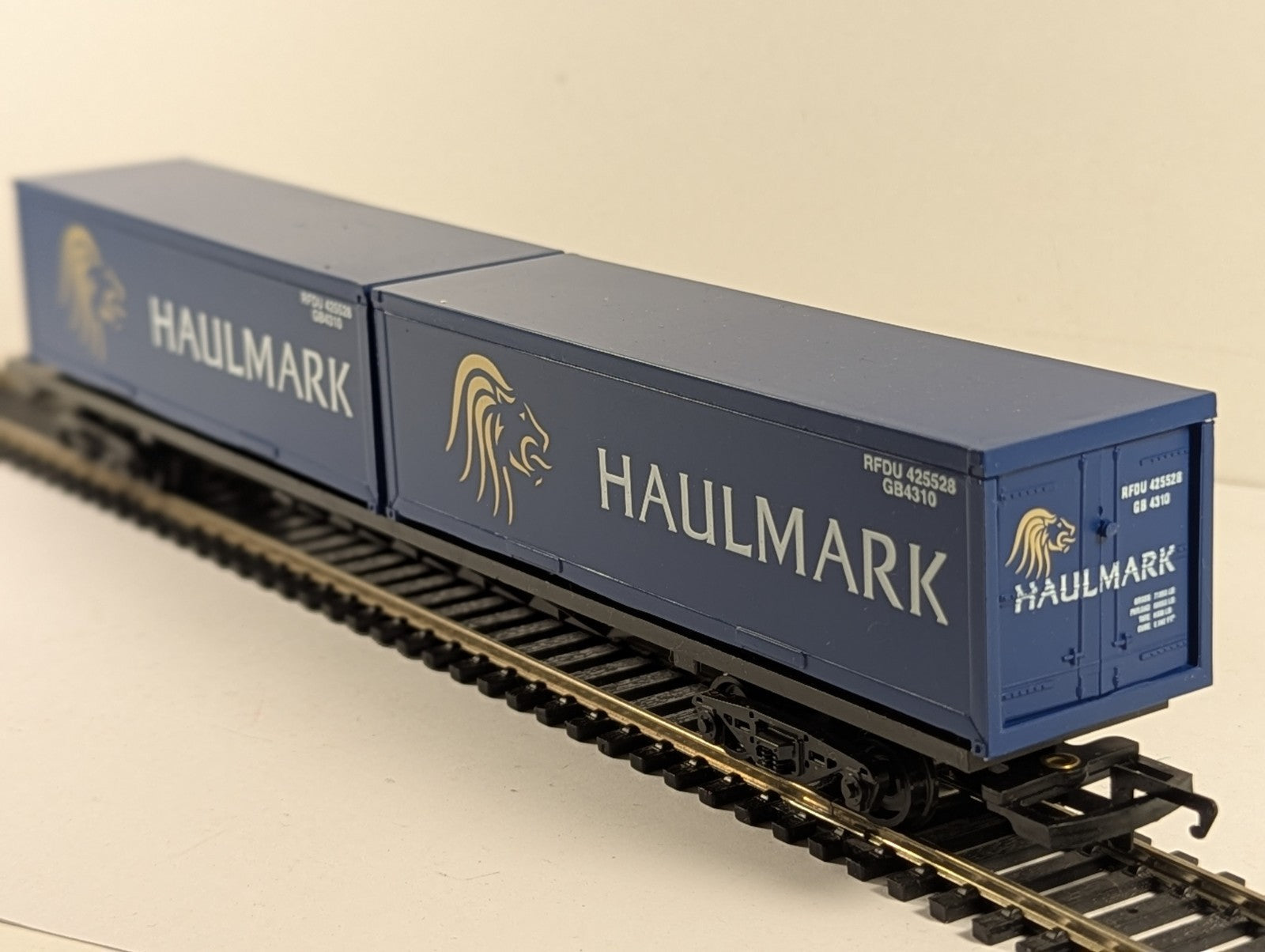 Hornby R387A Container Wagon with Two Haulmark 30ft Containers OO Gauge