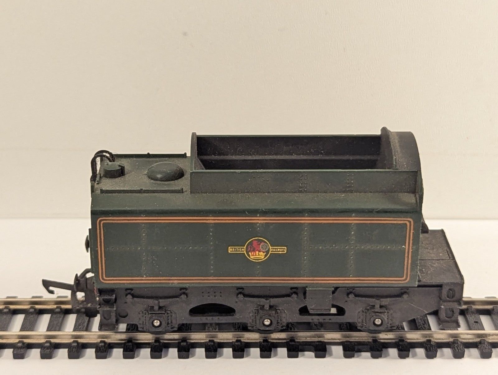 Tri-ang OO Gauge BR Green 6-Wheel Tender for a Britannia Class