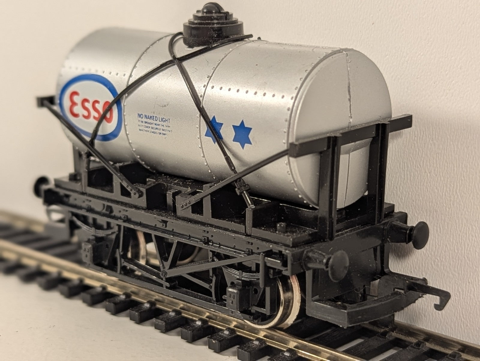 Hornby OO Gauge Esso Tank Wagon