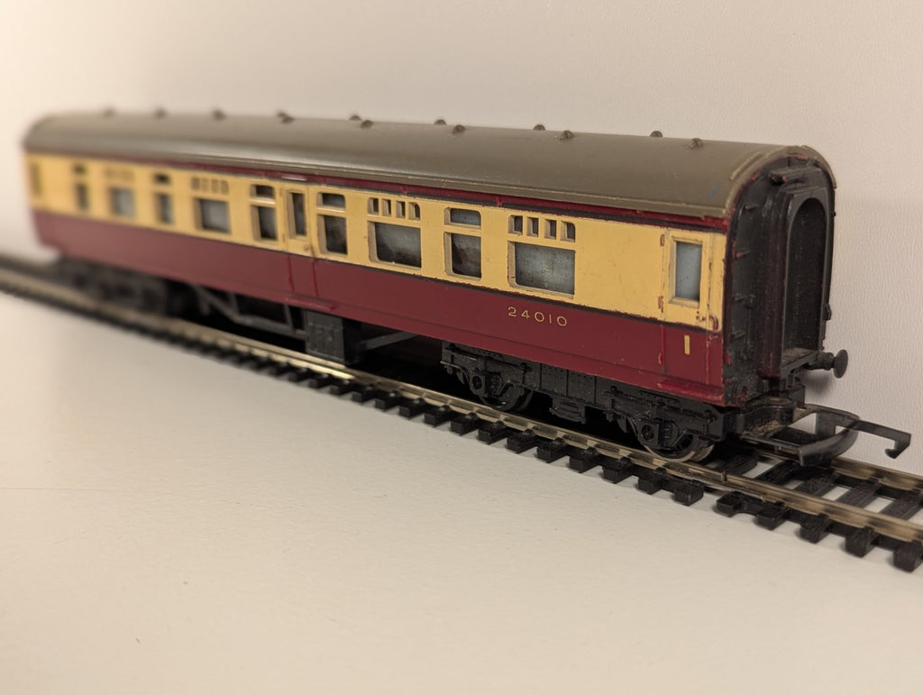 Tri-ang R29 – BR Main Line Composite Coach (Crimson & Cream, 24010) – OO Gauge