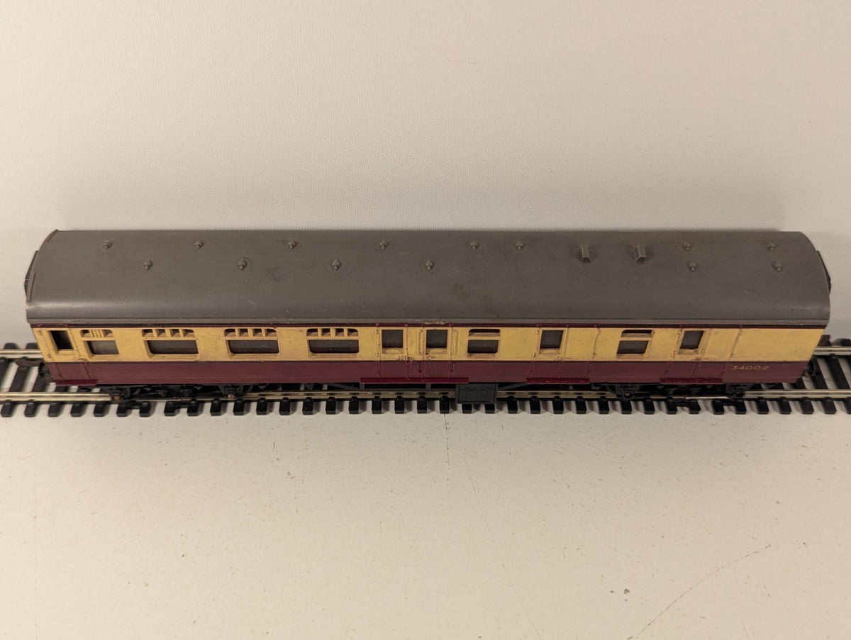 Tri-ang OO Gauge R28/220 Brake Coach 34002 Crimson & Cream