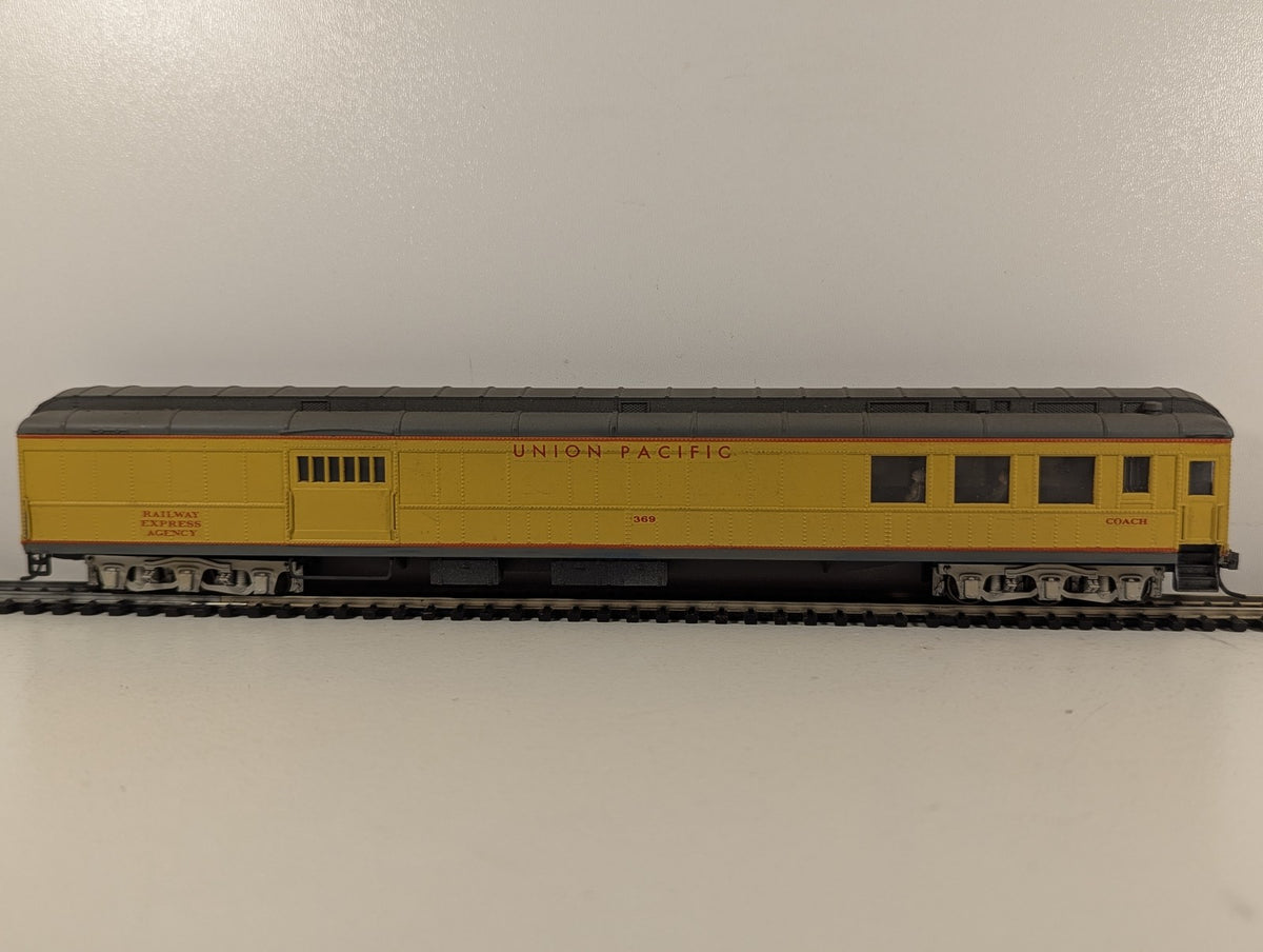 Rivarossi HO Gauge Union Pacific Combine Coach Passenger Coach 369