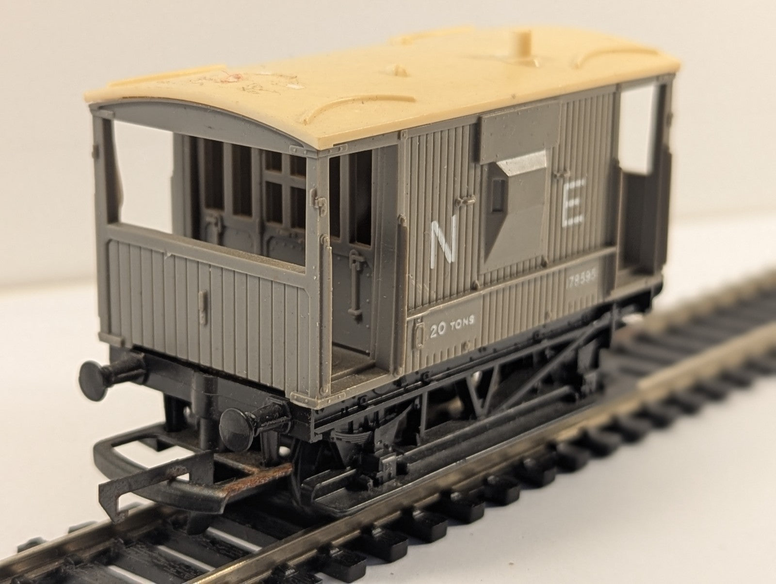 Hornby R124 OO Gauge LNER NE 20 Ton Brake Van 178595