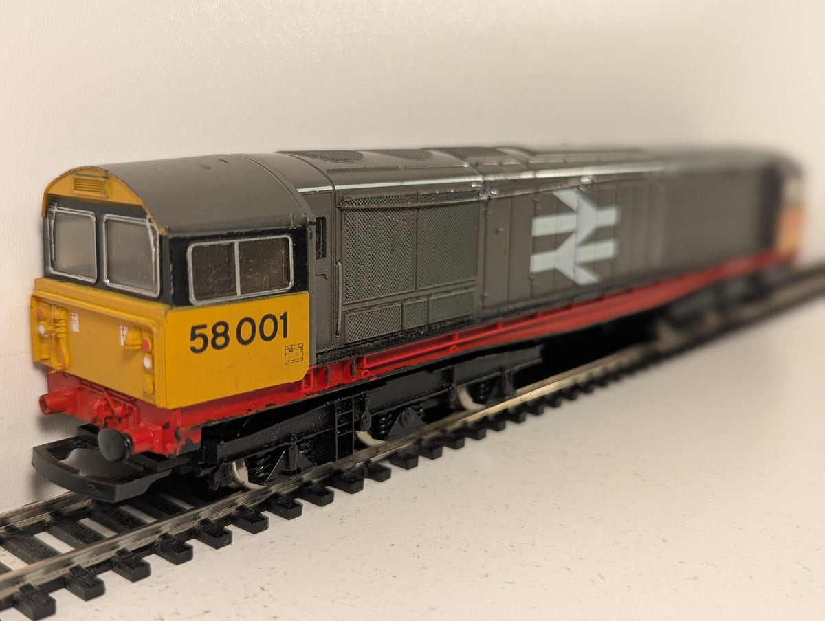 Hornby OO Gauge Class 58 Locomotive 58001 BR Railfreight Red Stripe R250