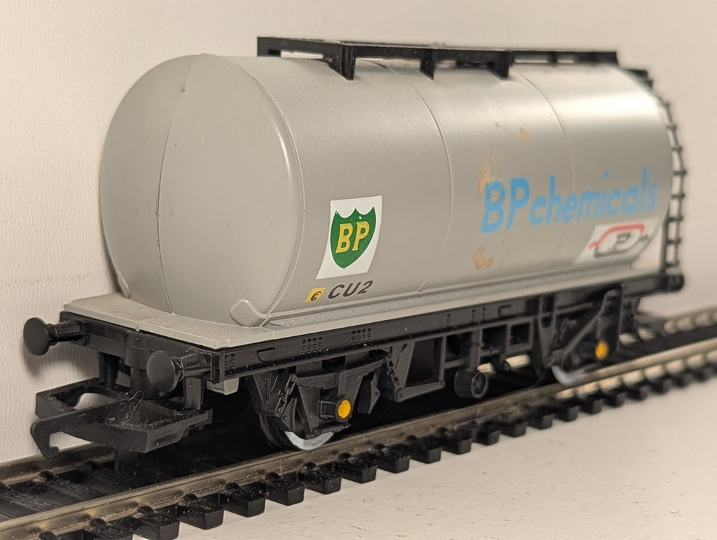 Hornby OO Gauge Procor BP Chemicals Tank Wagon Goods Wagon CU2 BP Chemicals Grey