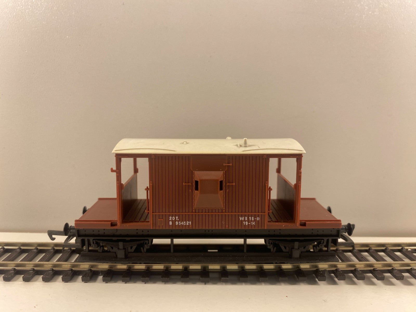Lima 305620W BR 20-Ton Brake Van No. B954521 – Brown – OO Gauge