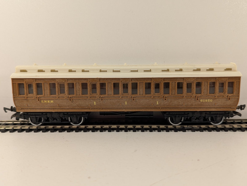 Hornby R332 OO Gauge First Class Clerestory Composite Coach