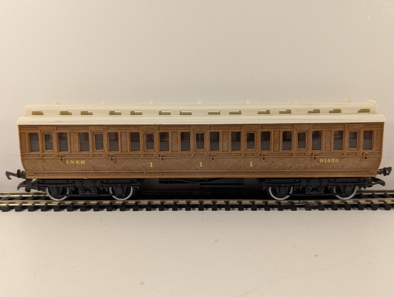 Hornby R332 OO Gauge First Class Clerestory Composite Coach
