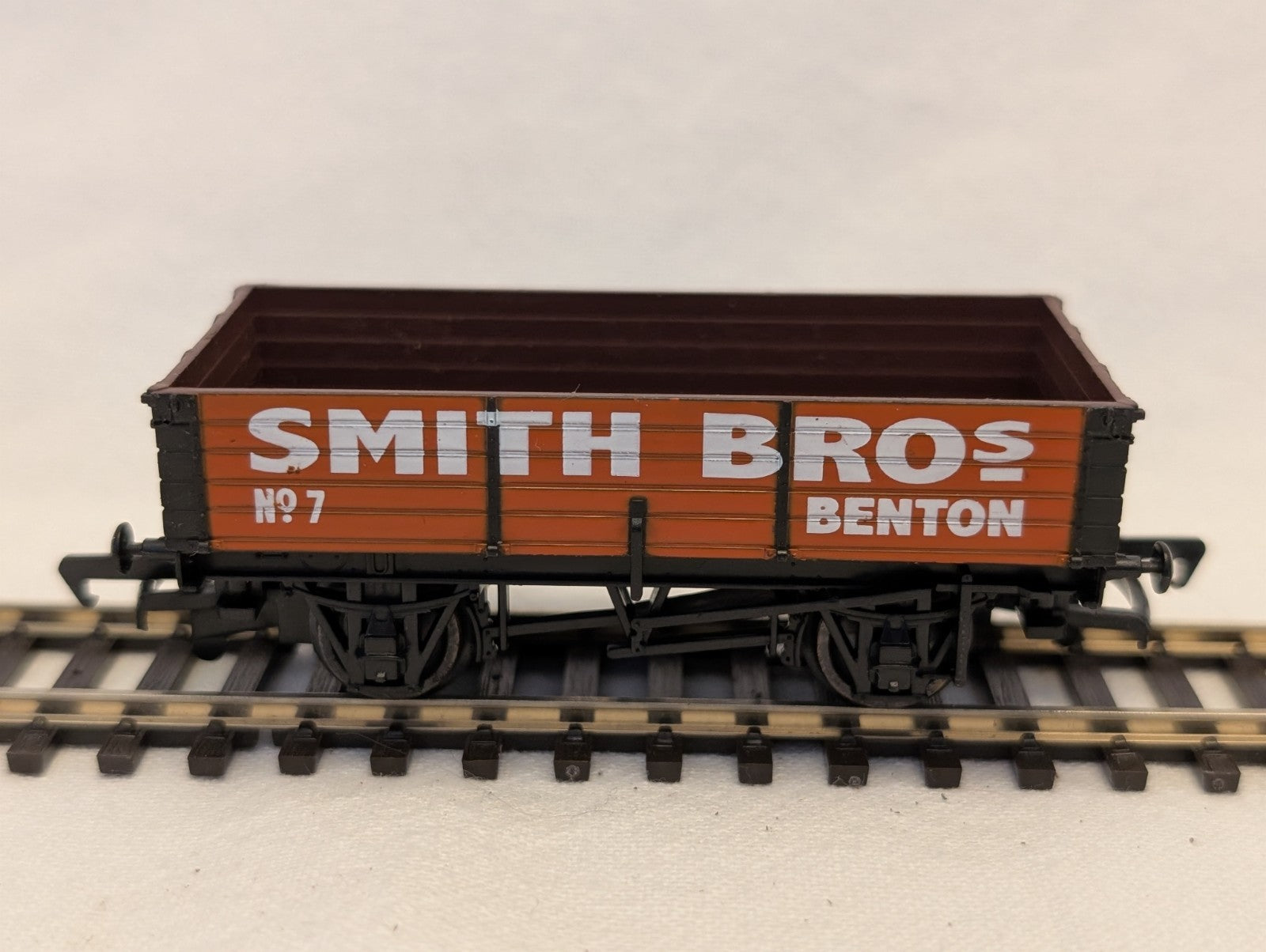 Hornby OO Gauge 7 Plank Wagon Smith Bros Benton Goods Wagon R6224