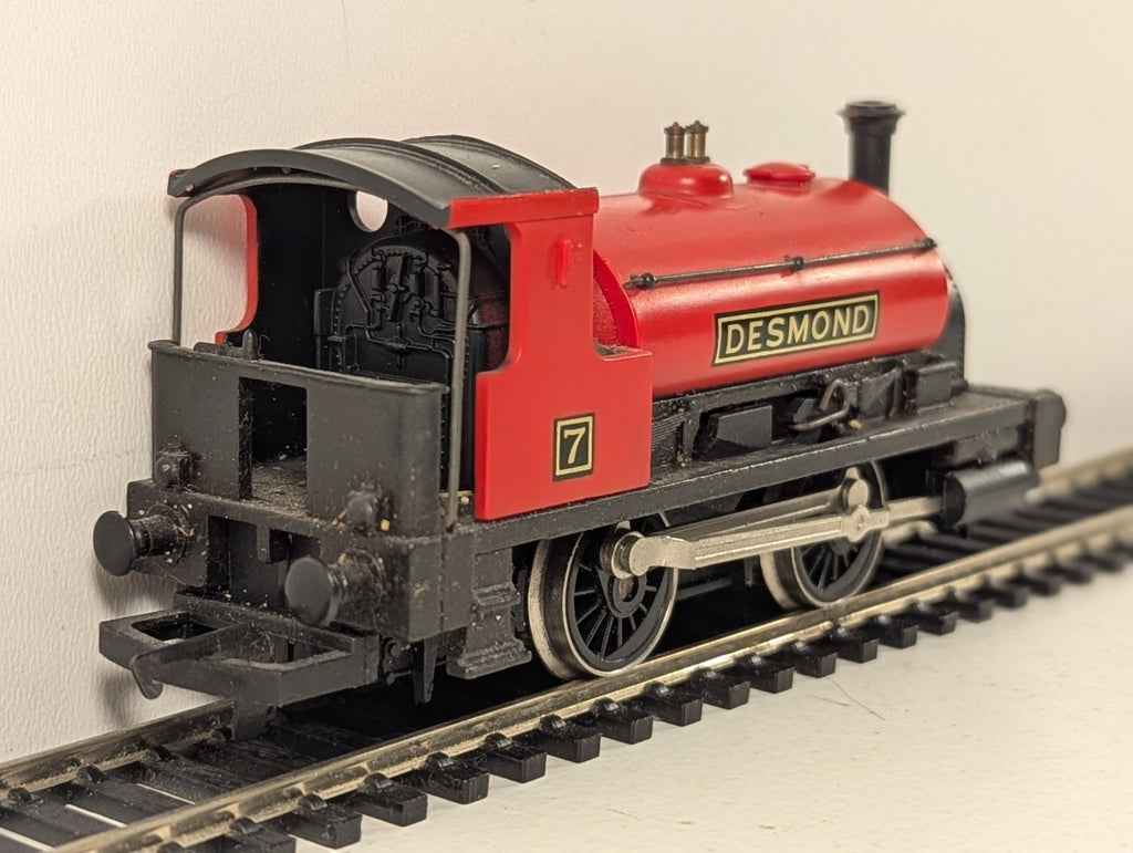 Hornby OO Gauge 0-4-0 Saddle Tank Desmond Steam Locomotive 7 Red