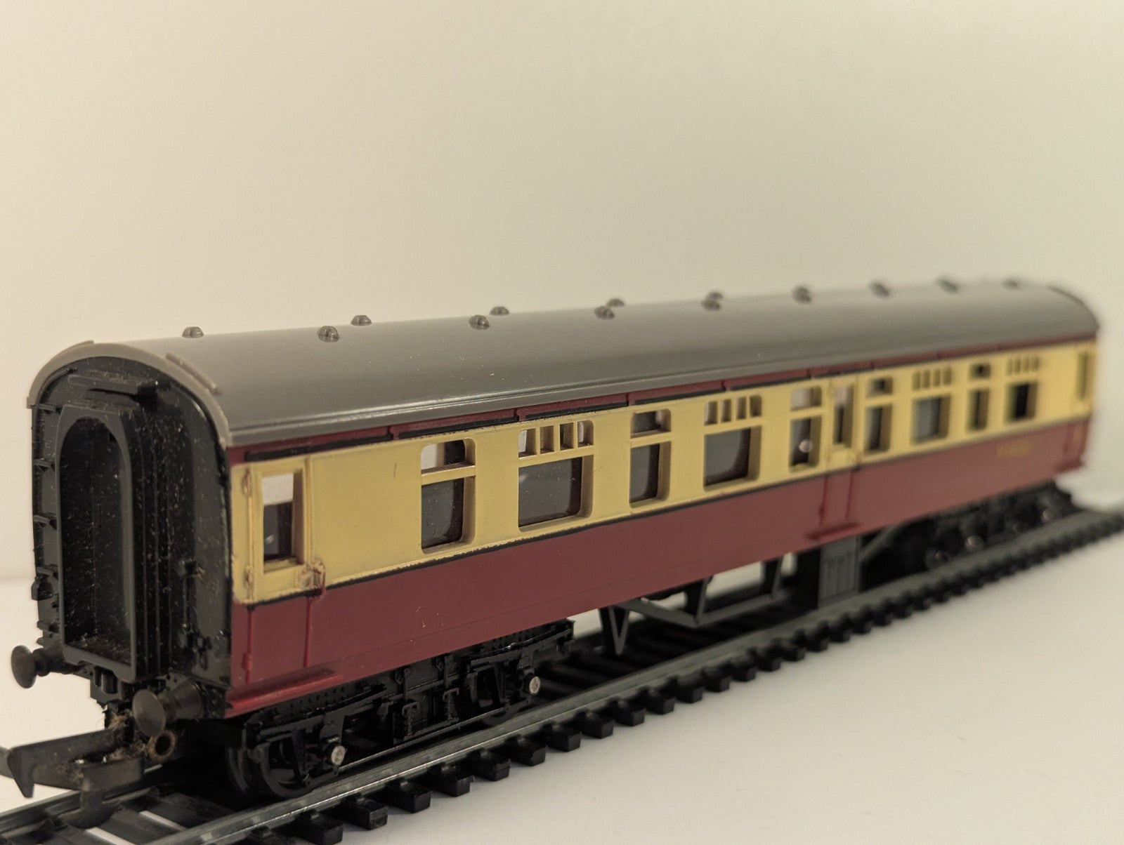Tri-ang OO Gauge BR 1st&3rd Composite Coach Cream & Maroon - Boxed