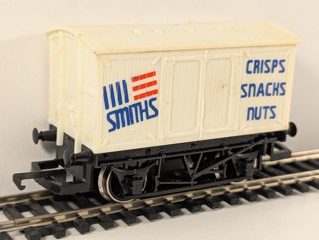 Hornby R135 ‘Smiths Crisps’ Closed Van