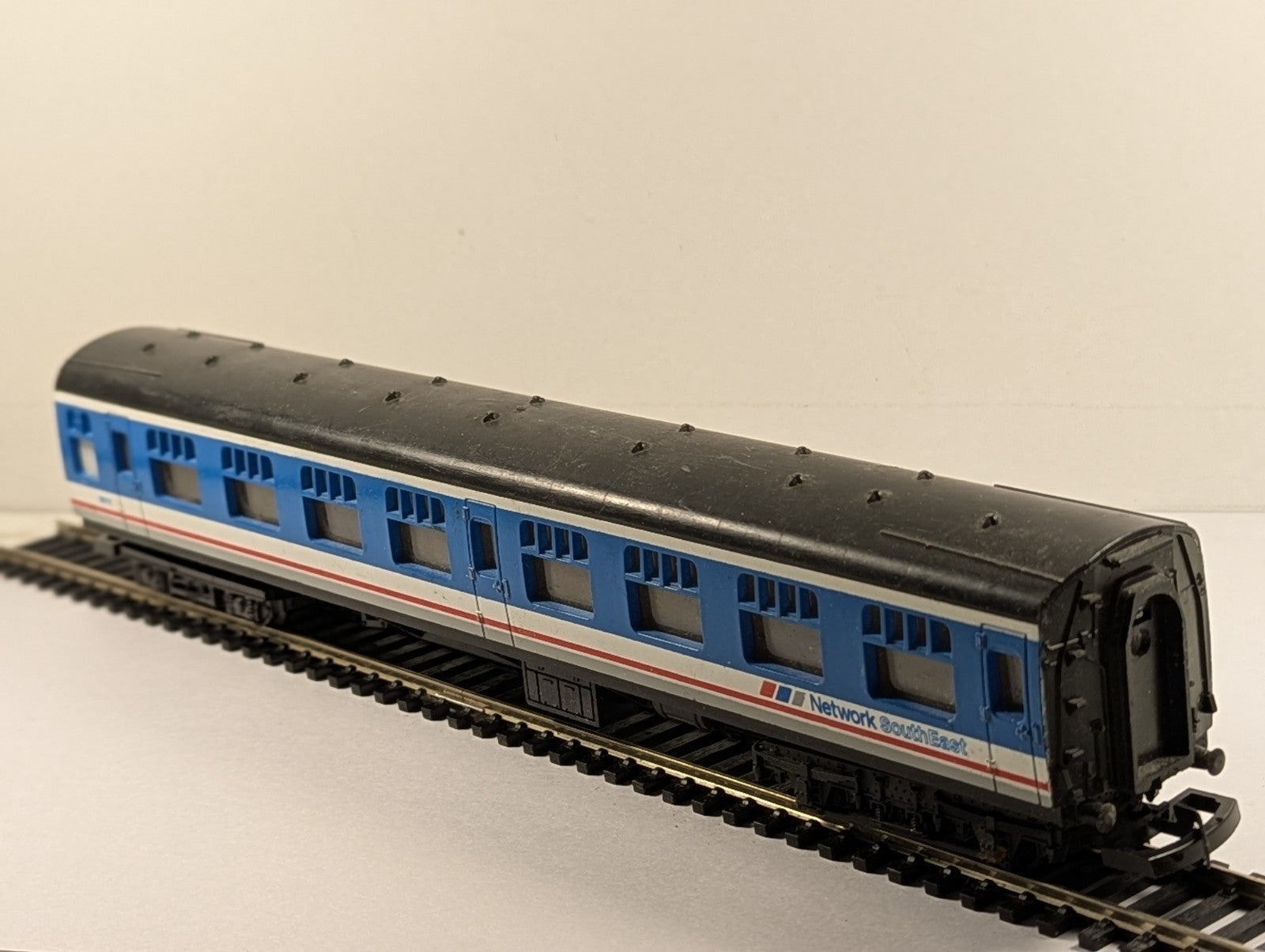 Lima OO Gauge BR Mk1 Corridor Coach Passenger Coach 18711 Network South East