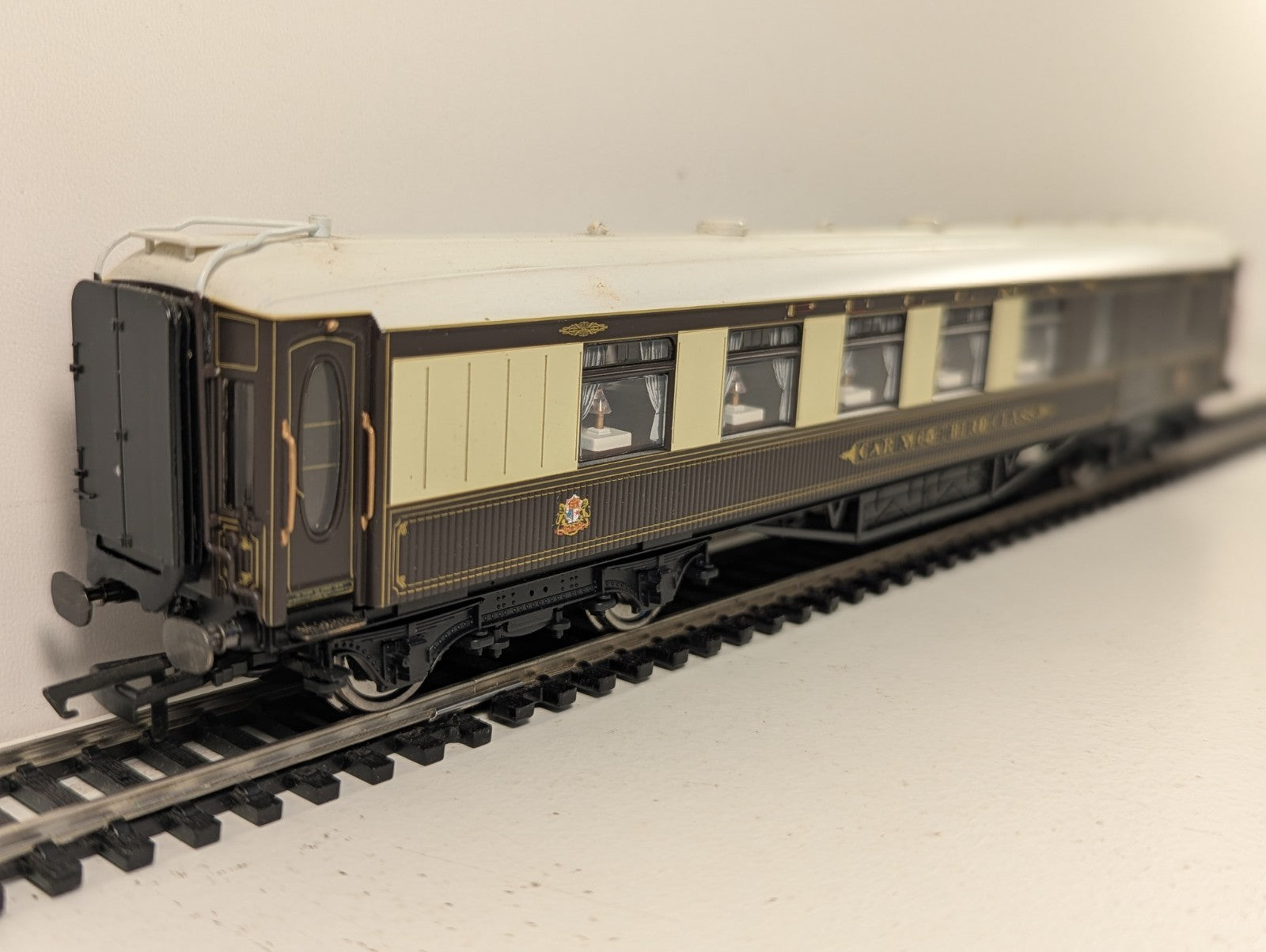 Hornby R4150 Pullman 3rd Class Brake 'Car No.65 Third Class' - Working Lights