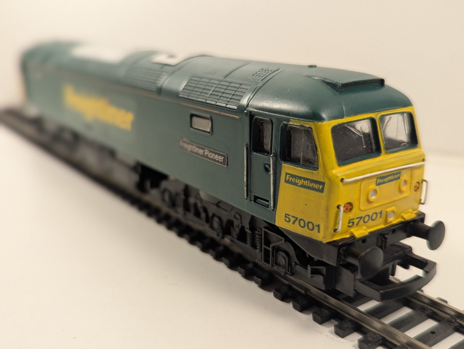 Hornby Class 57 57001 “Freightliner Pioneer” – Repainted – Poor Runner