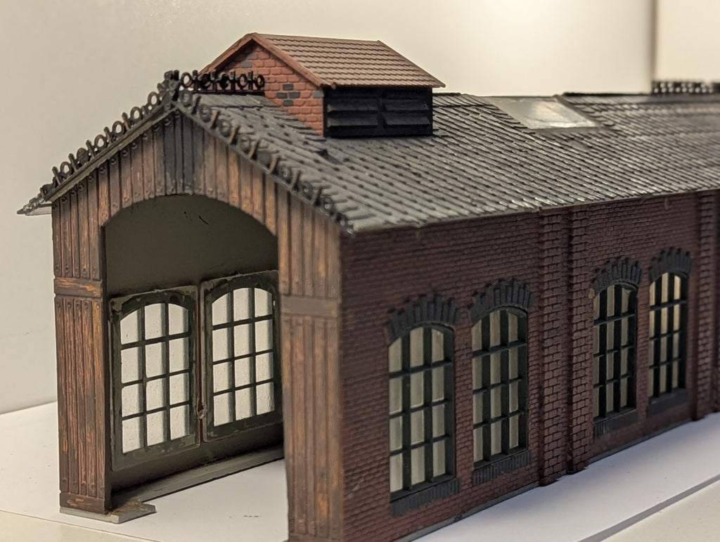 Pola HO Scale 163 Single Stall Engine Shed with Workshop Built
