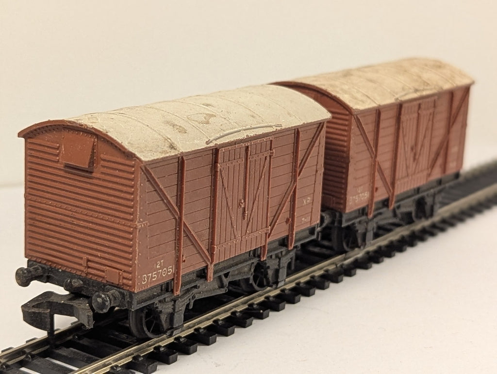 Hornby Dublo OO Gauge BR Closed Vent Van Pair - missing buffer