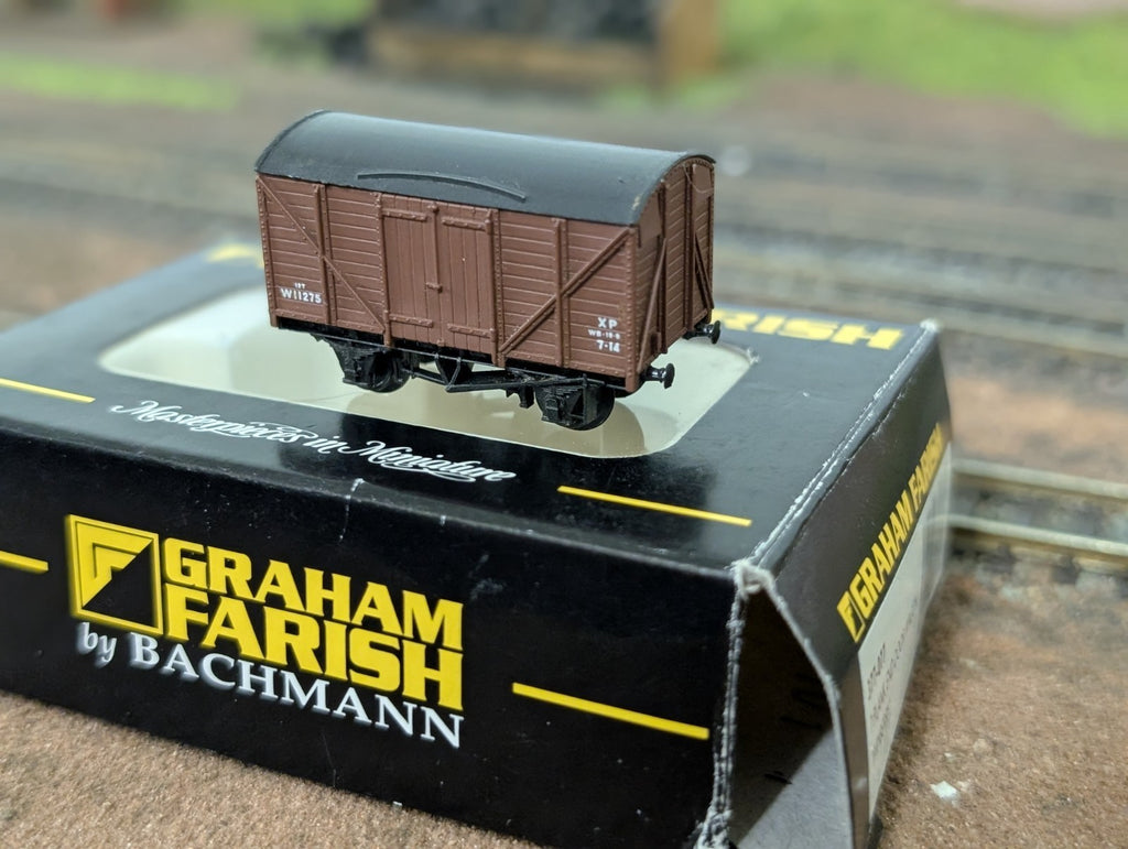 Peco NR-43B N Gauge BR Twin Vent Van W1127 - Missing Couplings